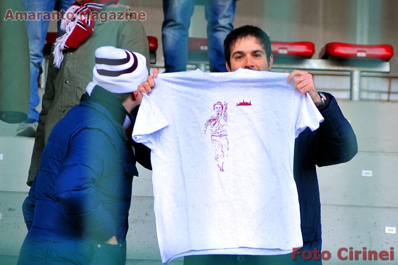 un tifoso mostra la t-shirt con l'effigie di Capuano